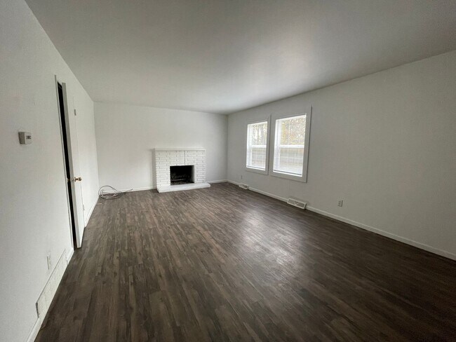 Building Photo - Abbott Court Apartments