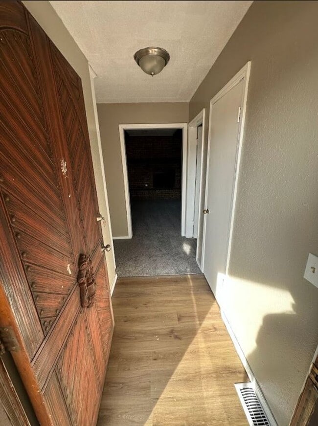 Foto del edificio - 4 Bed 2 Bath Available!