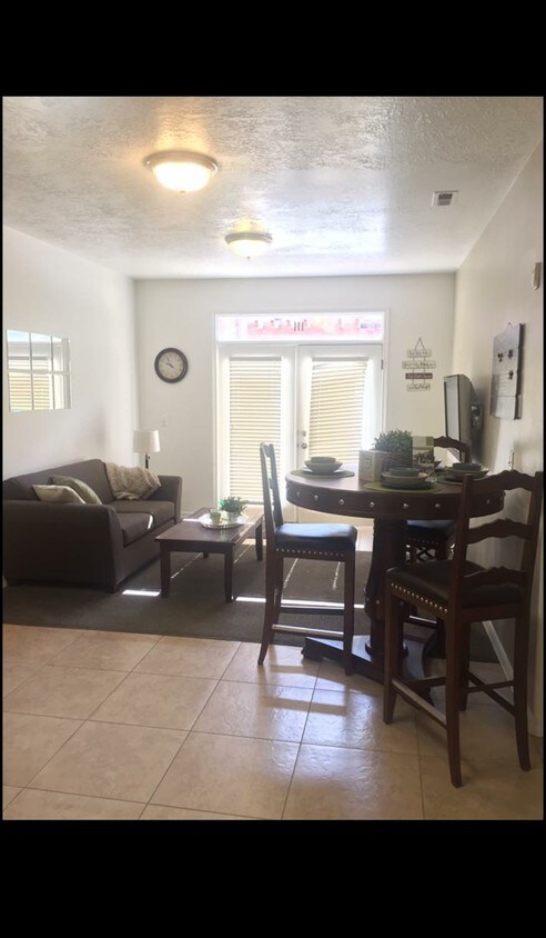 Living room - 1378 Freedom Blvd 200 W