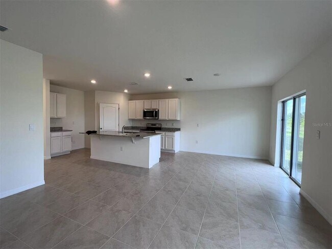 Building Photo - 641 Sugarbush St