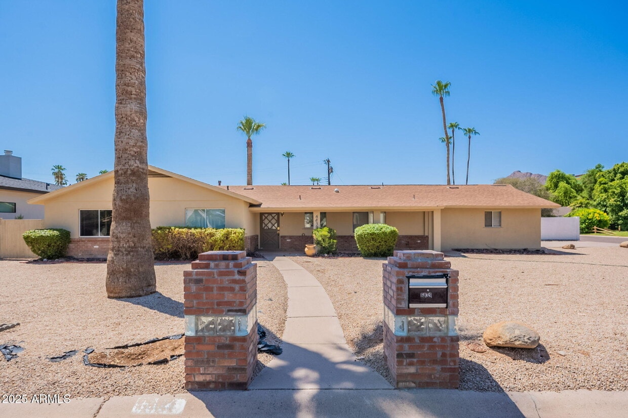 Foto principal - 6839 E Montecito Ave