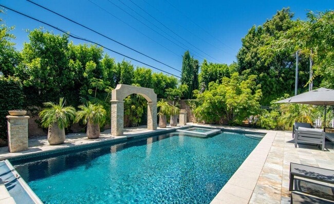 Building Photo - 414 N Fuller Ave