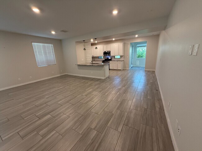 Foto del edificio - 327 W Tamarack Dr