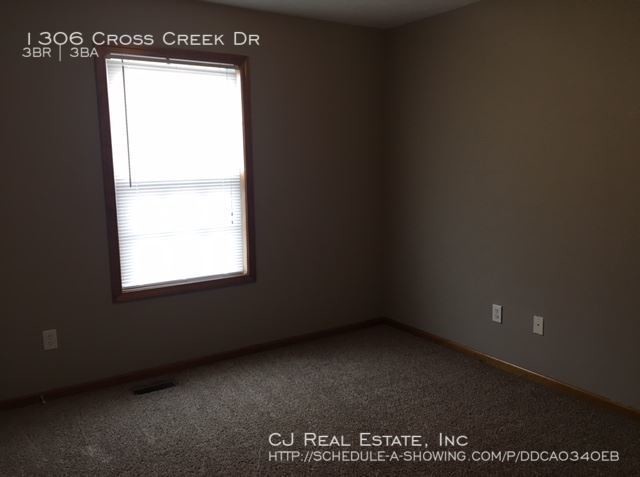 Building Photo - 1306 SW Cross Creek Dr