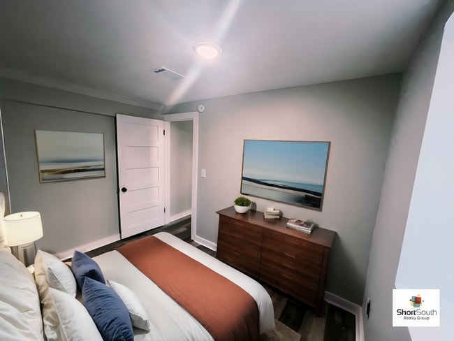 Building Photo - Updated Lower 1 Bedroom Apartment off S Pa...