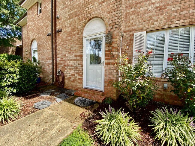 Foto del edificio - Amazing 3 Bedroom Townhome with Fenced Bac...
