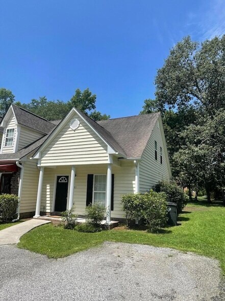 Foto del edificio - 383 Springview Ln