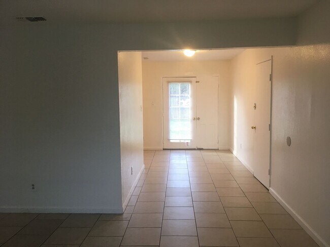 Foto del edificio - Clean , Large 2 Bedroom, 1 Bath 1000 sift....