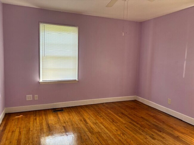Building Photo - 3-Bedroom 1.5-bath brick home