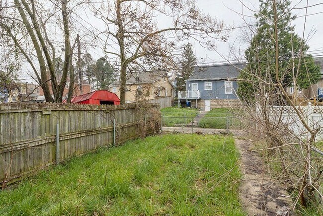 Foto del edificio - 3 Bedroom with Fenced in Rear Yard