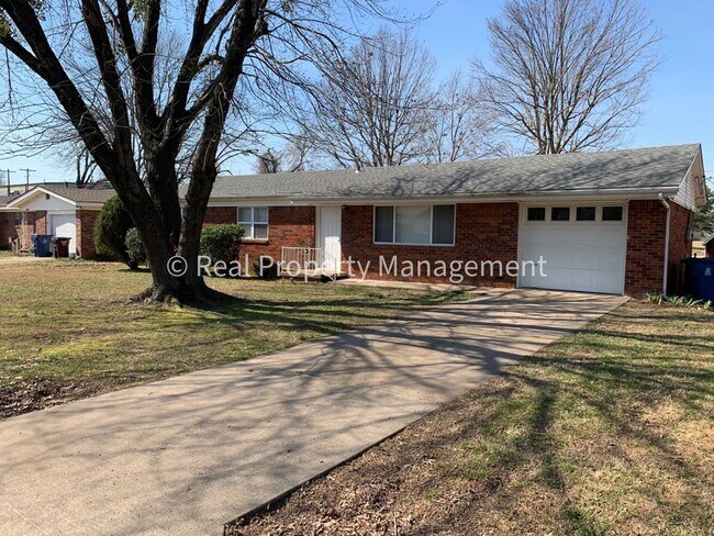 Building Photo - Southside of Fort Smith 3 bed 1 bath house...