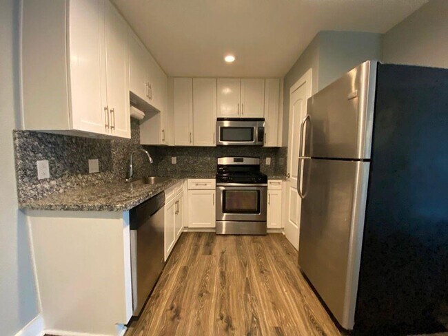 Foto del edificio - 3411 Lynridge Dr