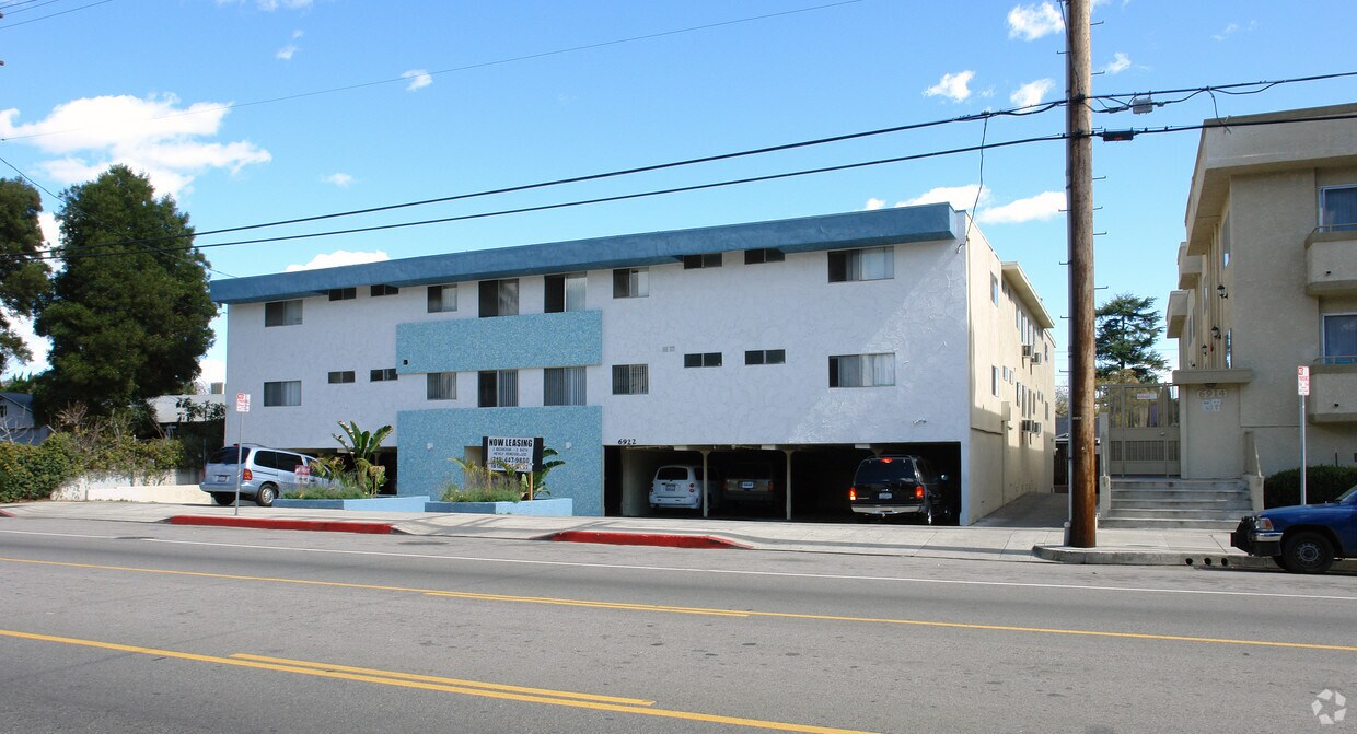 Primary Photo - 6922 Hazeltine Ave