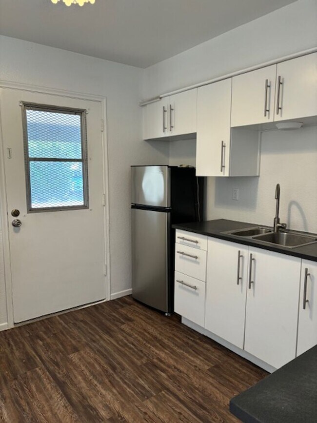 Building Photo - 2 BEDROOM 1 BATH MESA TRIPLEX HOME