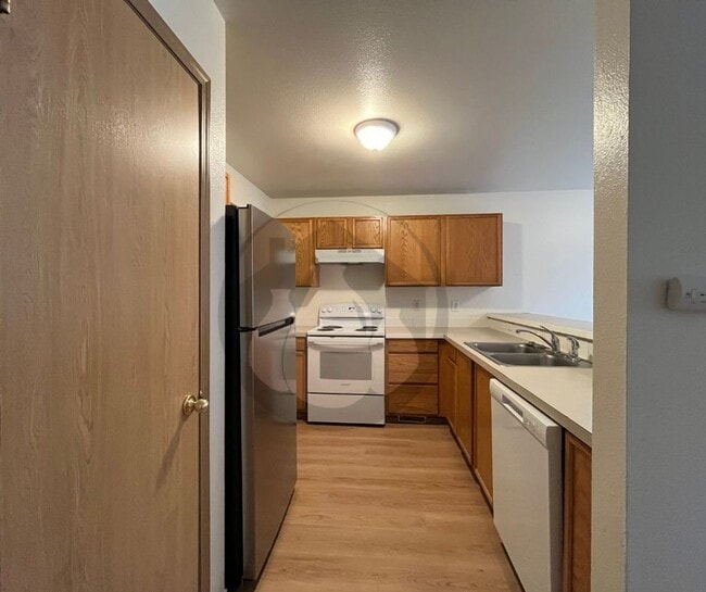 Building Photo - Charter Triplex #2023-LL723