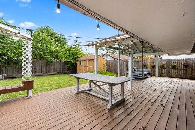 Building Photo - 5110 Hialeah Dr