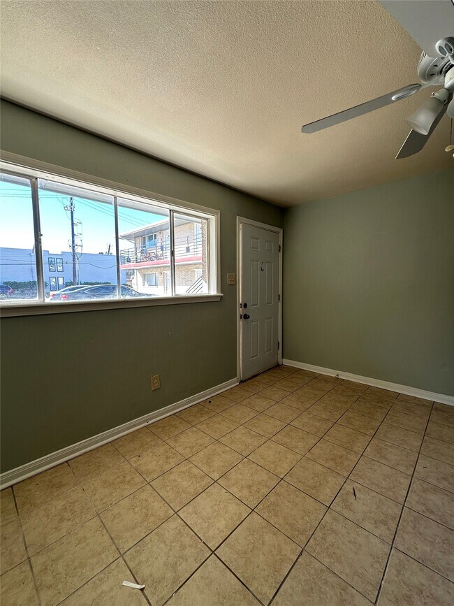 Building Photo - 516 Holiday Dr