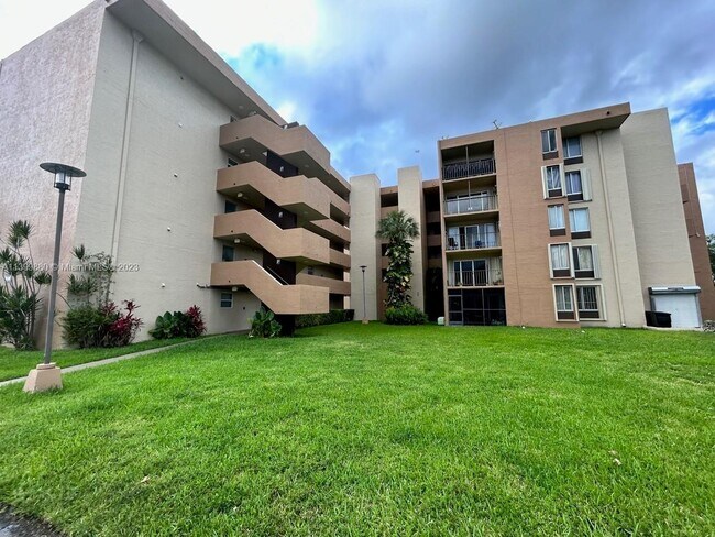 Building Photo - 9140 Fontainebleau Blvd