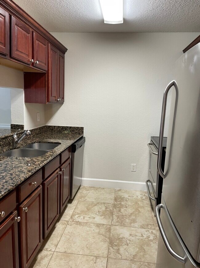 Foto del edificio - 4053 Crockers Lake Blvd