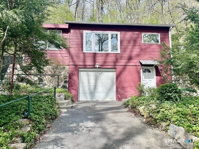 Foto del edificio - 11 Bogus Hill Rd