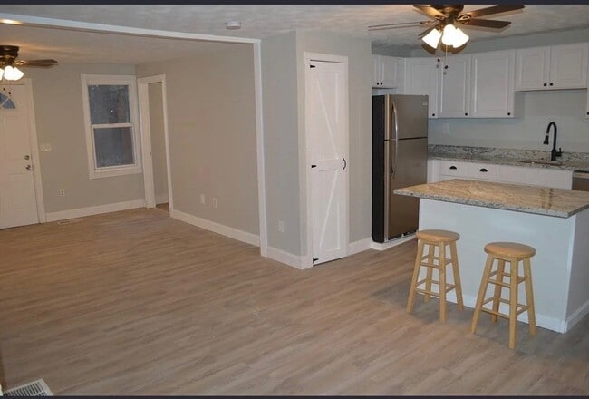 Building Photo - 4 1St St