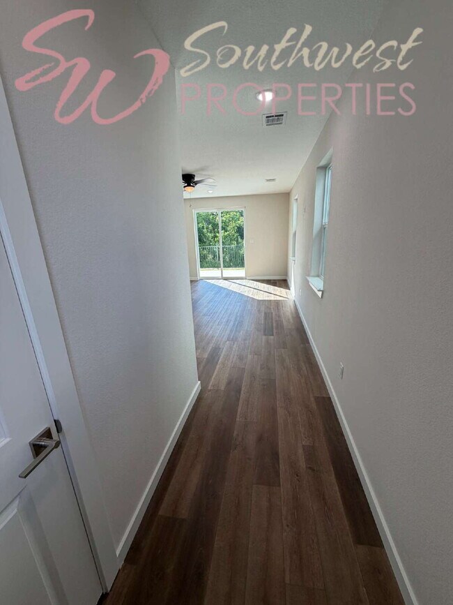 Building Photo - FOUR bedroom townhouse. Off campus living with easy, close to campus style!