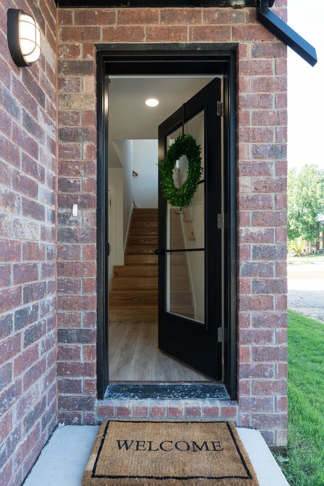 Building Photo - Modern 4 bedroom 3 bath near Razorback campus - 2nd story loft