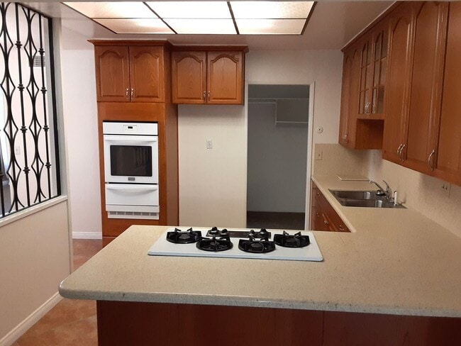 Building Photo - 136 Royal Oak Dr