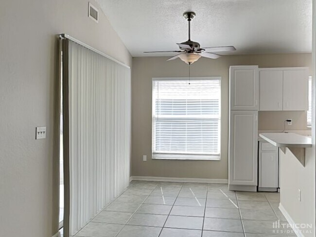 Building Photo - 7641 Manor Dr