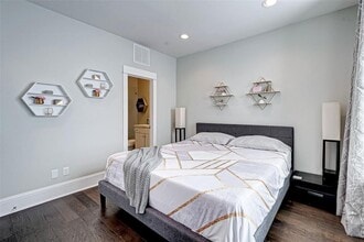 Building Photo - 1256 N Post Oak Rd