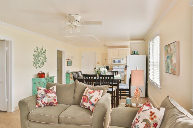 Foto del edificio - Charming Beach-Front 4bd Home