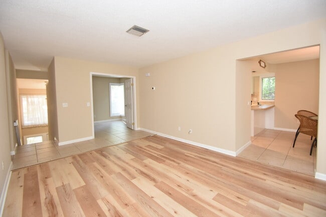 Building Photo - Second floor condo 2/1.5 located at the Fa...