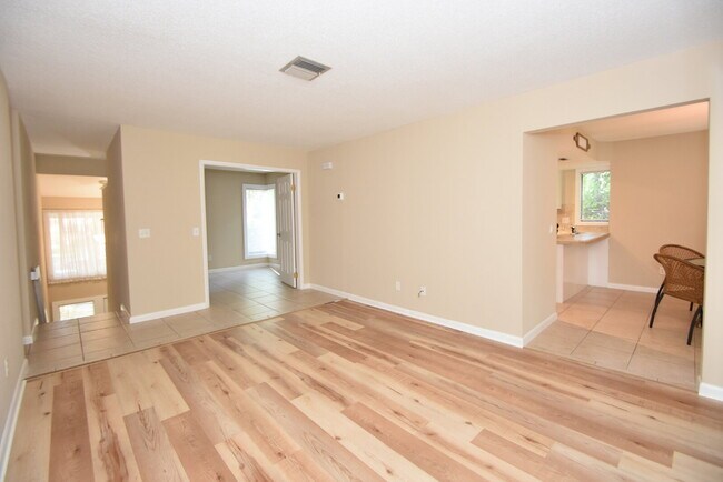 Foto del edificio - Second floor condo 2/1.5 located at the Fa...