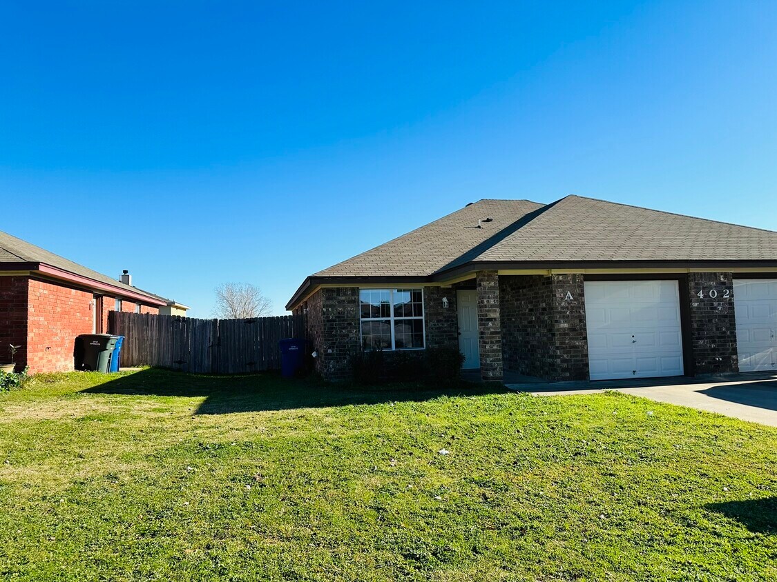 Foto principal - 402 Primrose Dr