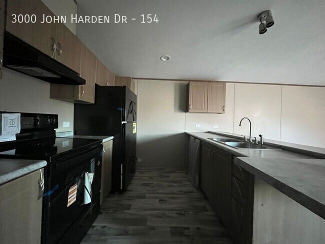 Foto del edificio - 3000 John Harden Dr