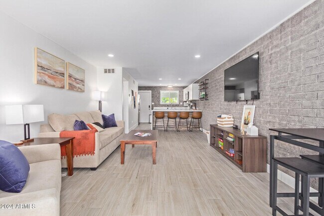 Foto del edificio - 6936 E 4th St