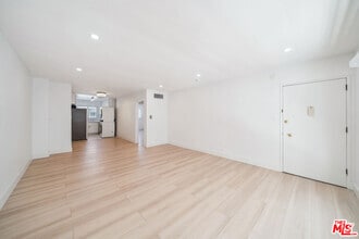 Building Photo - 326 Serrano Ave