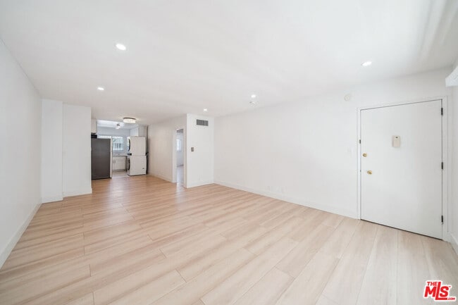 Building Photo - 326 Serrano Ave