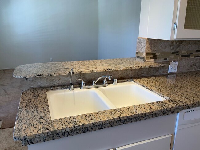 Foto del edificio - Remodeled one bedroom/1 bath upper unit - ...