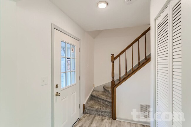 Foto del edificio - 1419 Farrington Ln