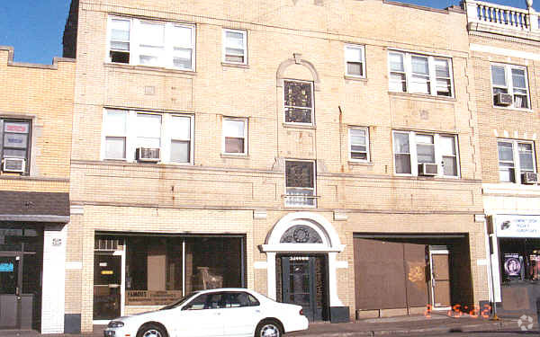 Foto del edificio - 3244-3246 N Pulaski Rd