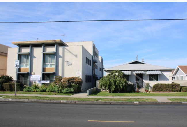 Building Photo - 623 S Grevillea Ave