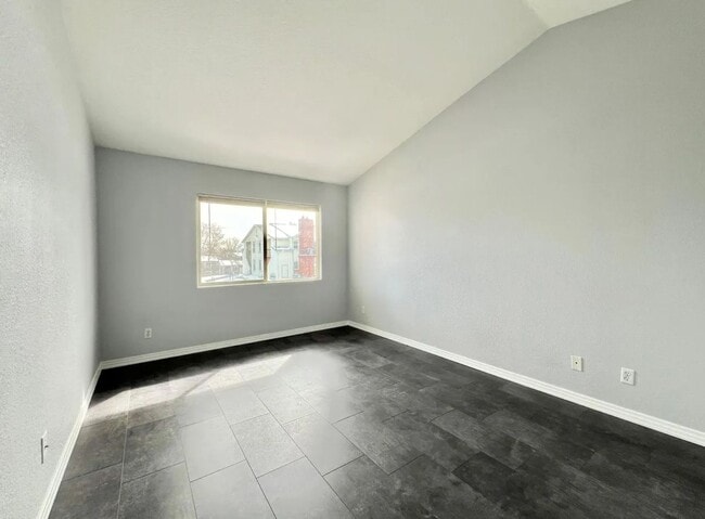 Building Photo - Updated 2 bedroom, 2 bath condo - Available now!