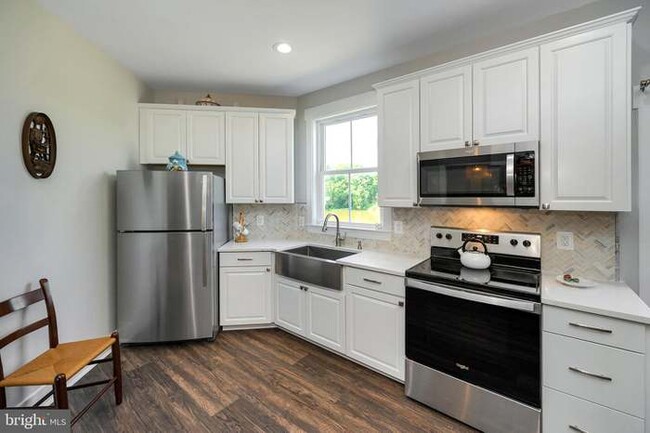 Full kitchen, refrigerator, stove, and microwave. - 7704 Loch Lomond Ct
