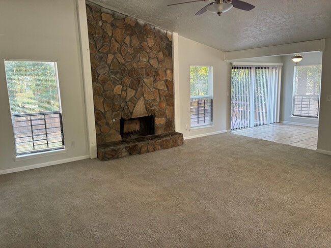 Building Photo - Room in House on Beethoven Cir