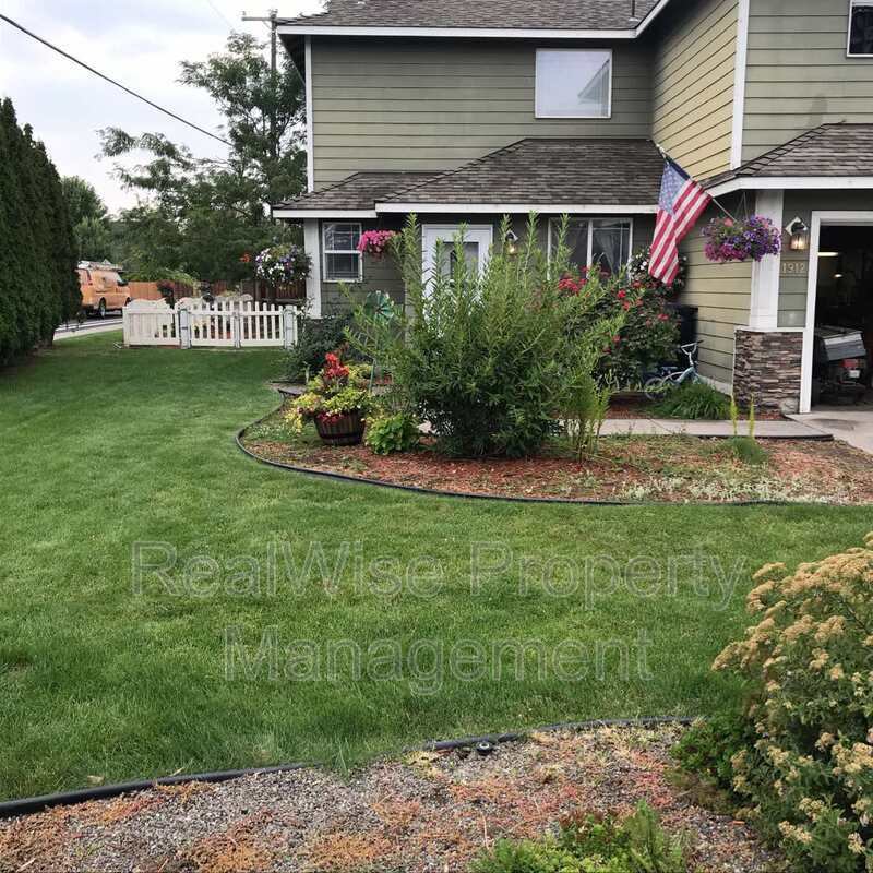 1912 NW Larch Spur Ct, Redmond, OR 97756 Townhome Rentals in Redmond OR