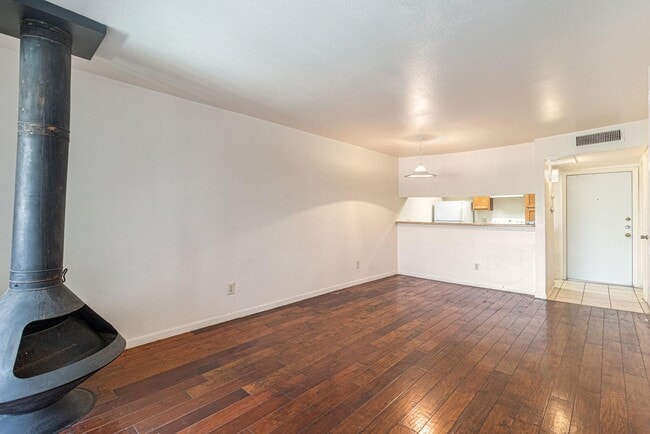 Building Photo - 3045 Walnut Bend Ln