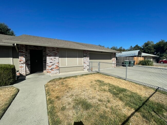 Building Photo - Single story located in East Modesto neighborhood!