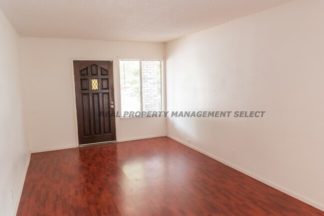 Foto del edificio - Charming 2 Bed 1 Bath Rancho Cordova Duplex!