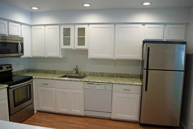 Building Photo - Sharp 2 bedroom, 2 1/2 bath with basement ...